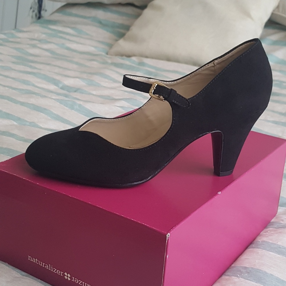 *NEW* Black Naturalizer Pumps